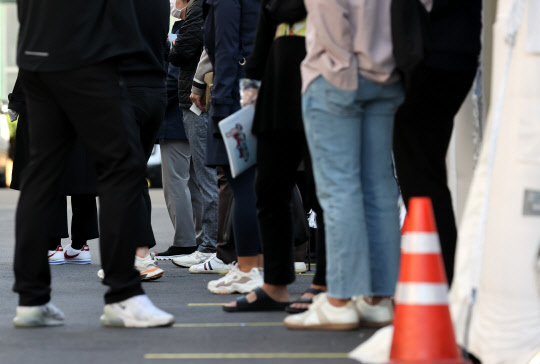 6일 오전 서울 중구 국립중앙의료원 신종 코로나바이러스 감염증(코로나19) 선별진료소를 찾은 시민들이 검체 채취 순서를 기다리고 있다.   연합뉴스